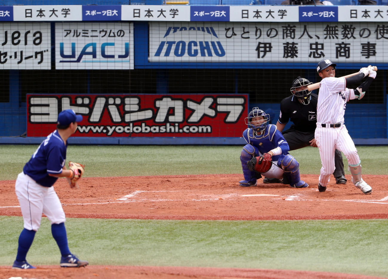 練習試合ヤクルト対中日　3回裏ヤクルト無死、ソロ本塁打を放つ西浦。投手小笠原（撮影・狩俣裕三）