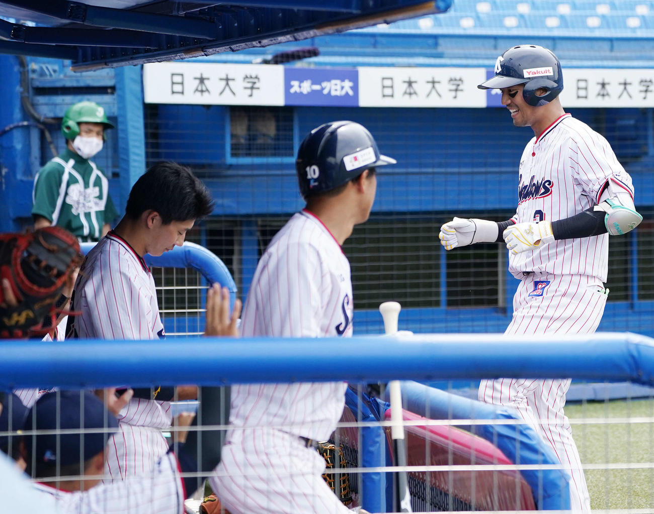 ヤクルト対中日　3回裏ヤクルト無死、左越えソロ本塁打を放った西浦（右）は笑顔でベンチへ戻る（撮影・鈴木みどり）
