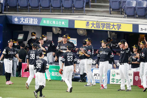 オリックス対ソフトバンク オリックスに連勝しベンチ前で拍手を送るソフトバンクナイン(撮影・加藤哉)