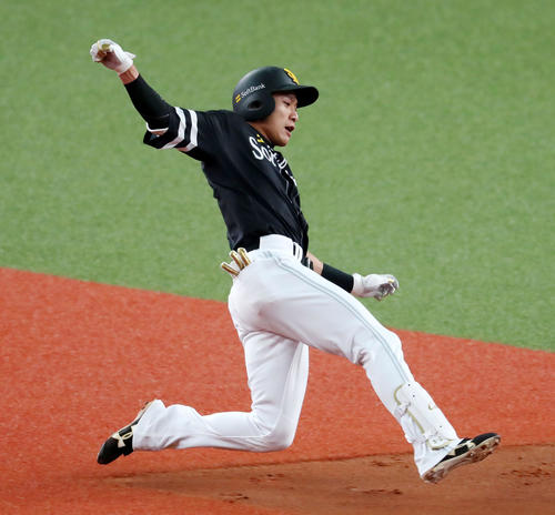 オリックス対ソフトバンク(練習試合)4回表ソフトバンク無死、柳田悠岐は中越え二塁打を放つ(撮影・加藤哉)