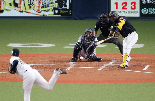 オリックス対ソフトバンク(練習試合)4回表ソフトバンク無死二塁、ブラデミアー・バレンティンは中前適時打を放つ(撮影・加藤哉)