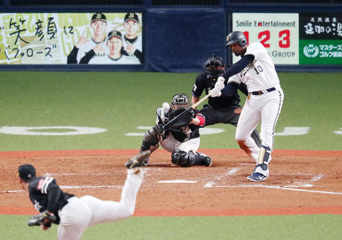 オリックス対ソフトバンク 5回裏オリックス1死満塁、ジョーンズは右犠飛を放つ(撮影・加藤哉)