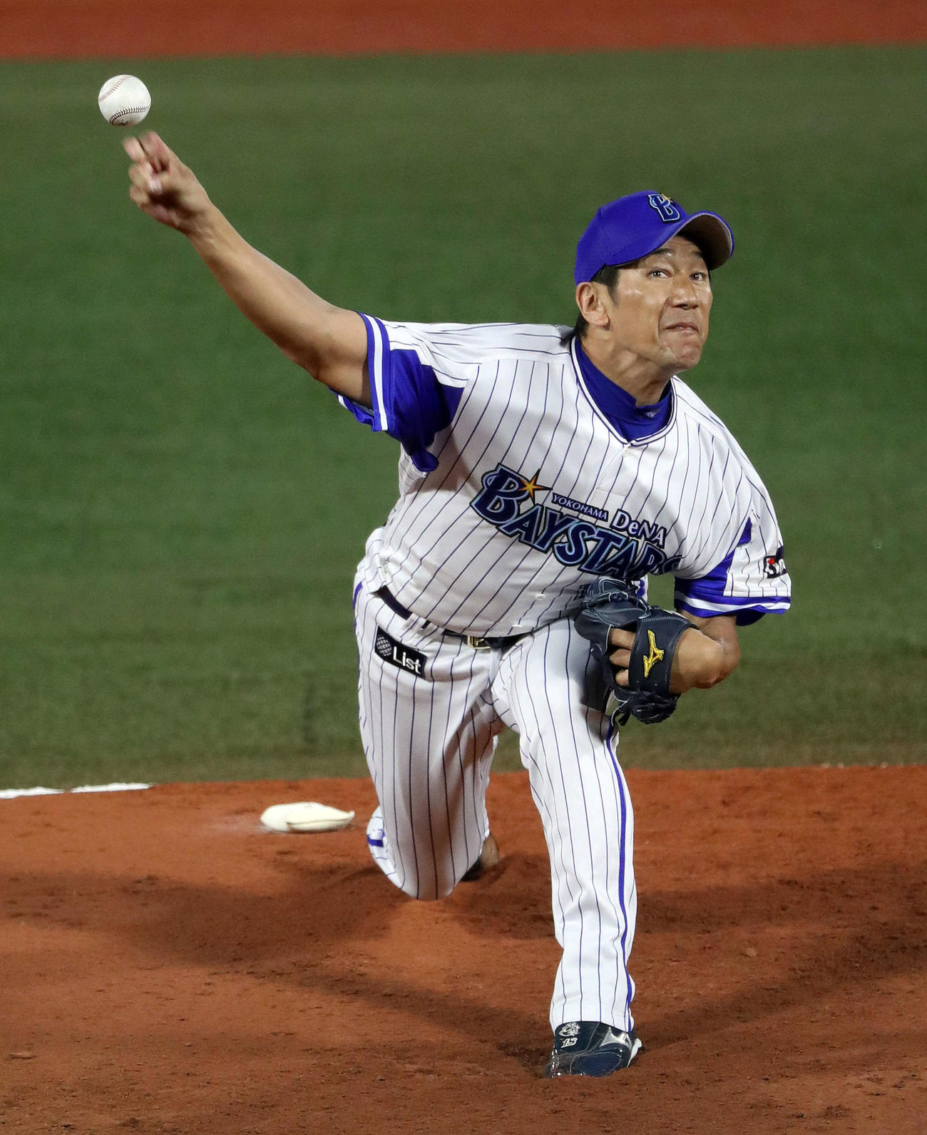 DeNA対ヤクルト　現役最後のマウンドで力投するDeNA先発の三浦（撮影・松本俊）