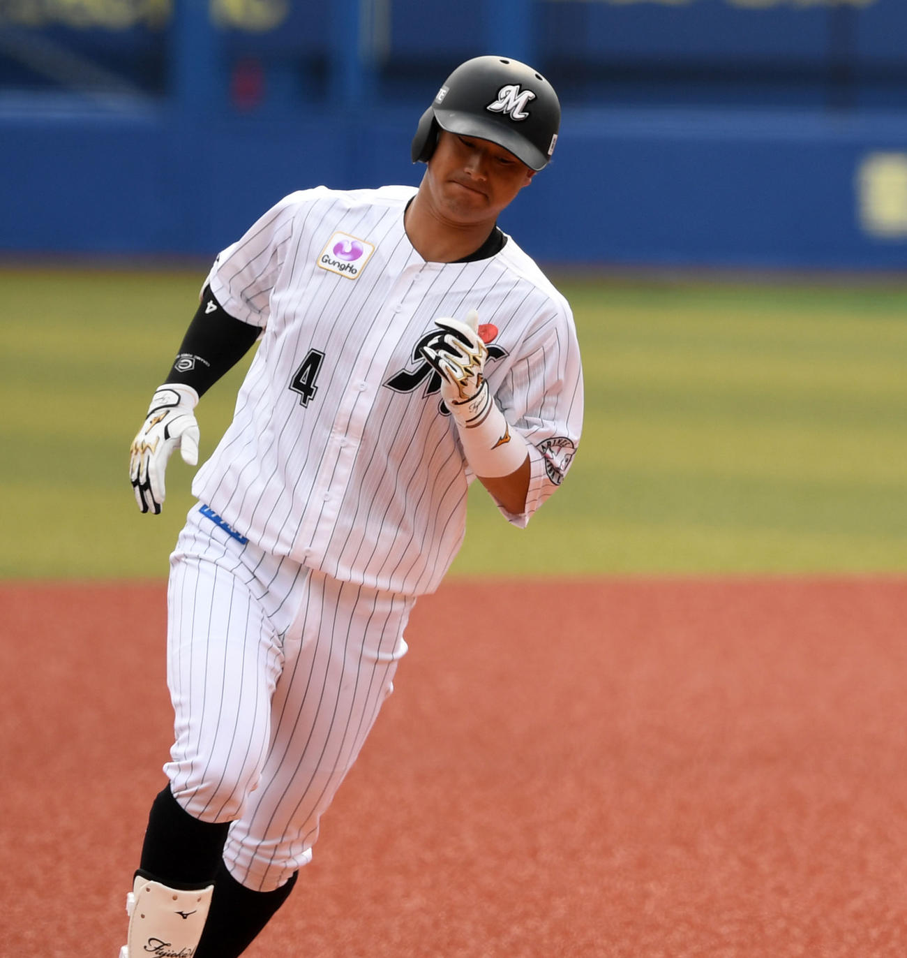 ロッテ対日本ハム　7回表ロッテ1死二塁、右越え2点本塁打を放ち三塁をまわる藤岡（撮影・横山健太）