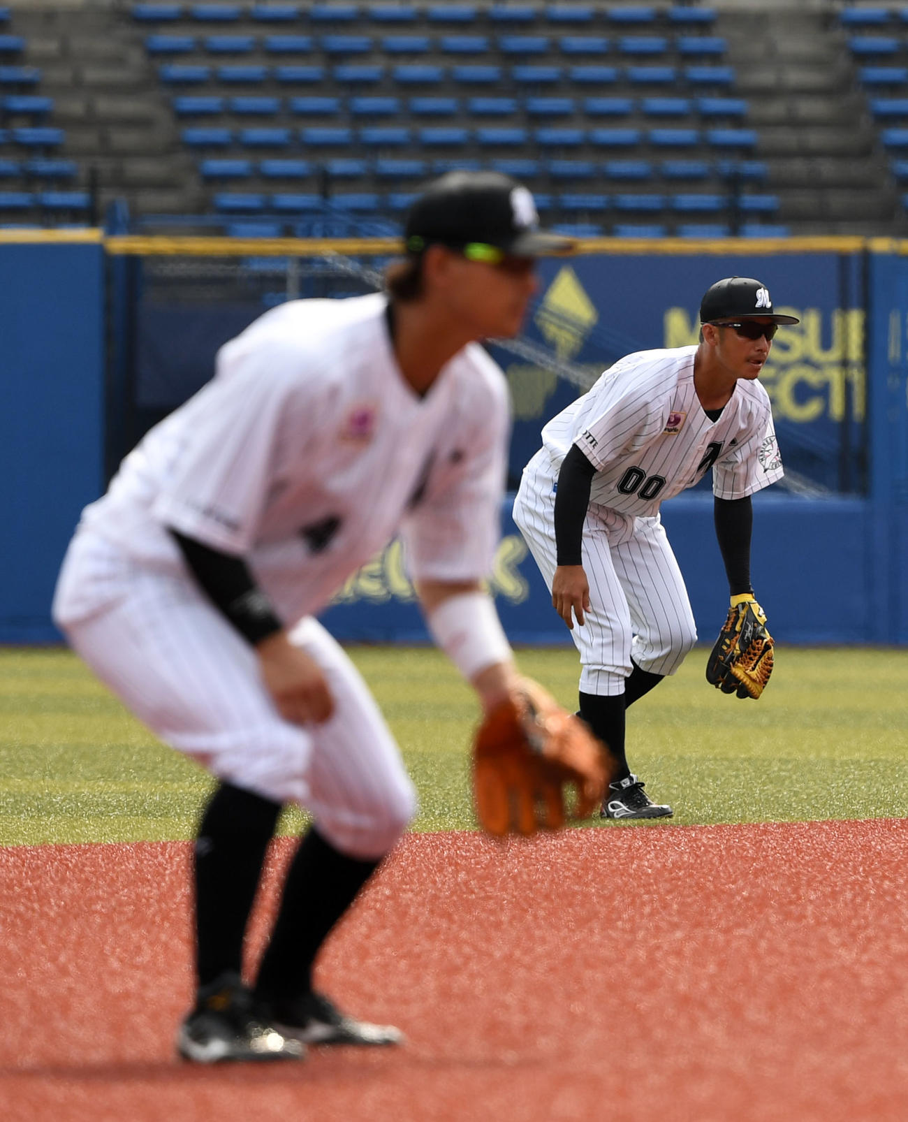 ロッテ対日本ハム　遊撃手の守備につくロッテ鳥谷（右）。左は三塁手の藤岡（撮影・横山健太）