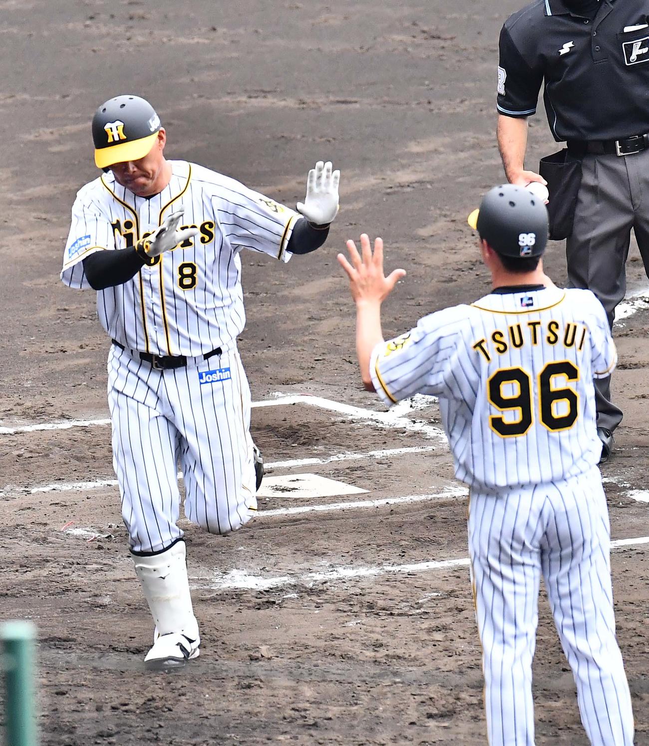阪神対広島　6回裏阪神1死、中越えにソロ本塁打を放ちエアーハイタッチする福留孝介（撮影・上田博志）