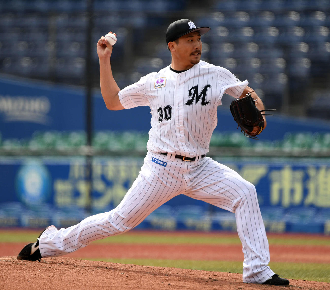 ロッテ対日本ハム　6回裏から登板したロッテ石崎（撮影・横山健太）