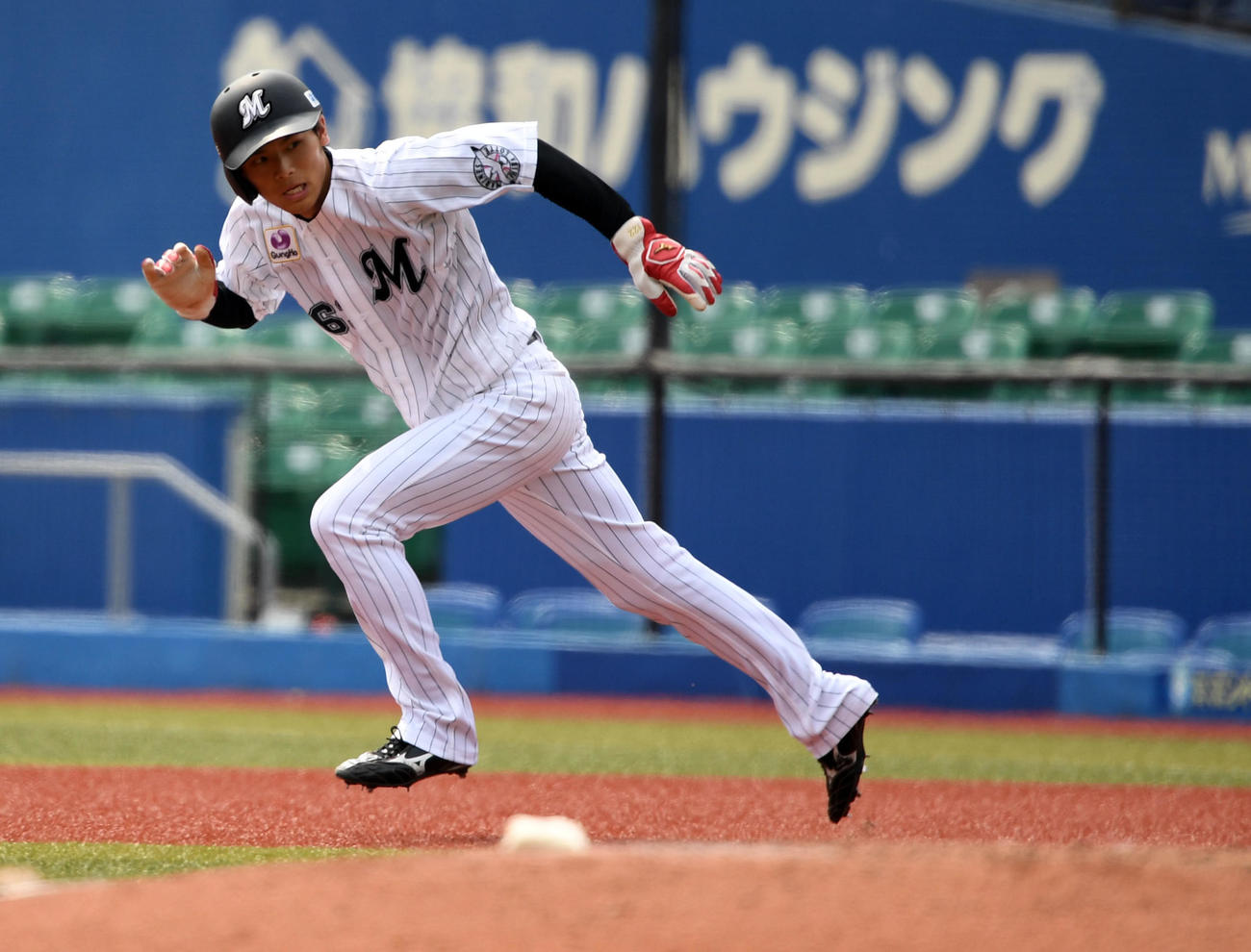 ロッテ対日本ハム　6回表ロッテ2死一塁、二盗を決める和田（撮影・横山健太）