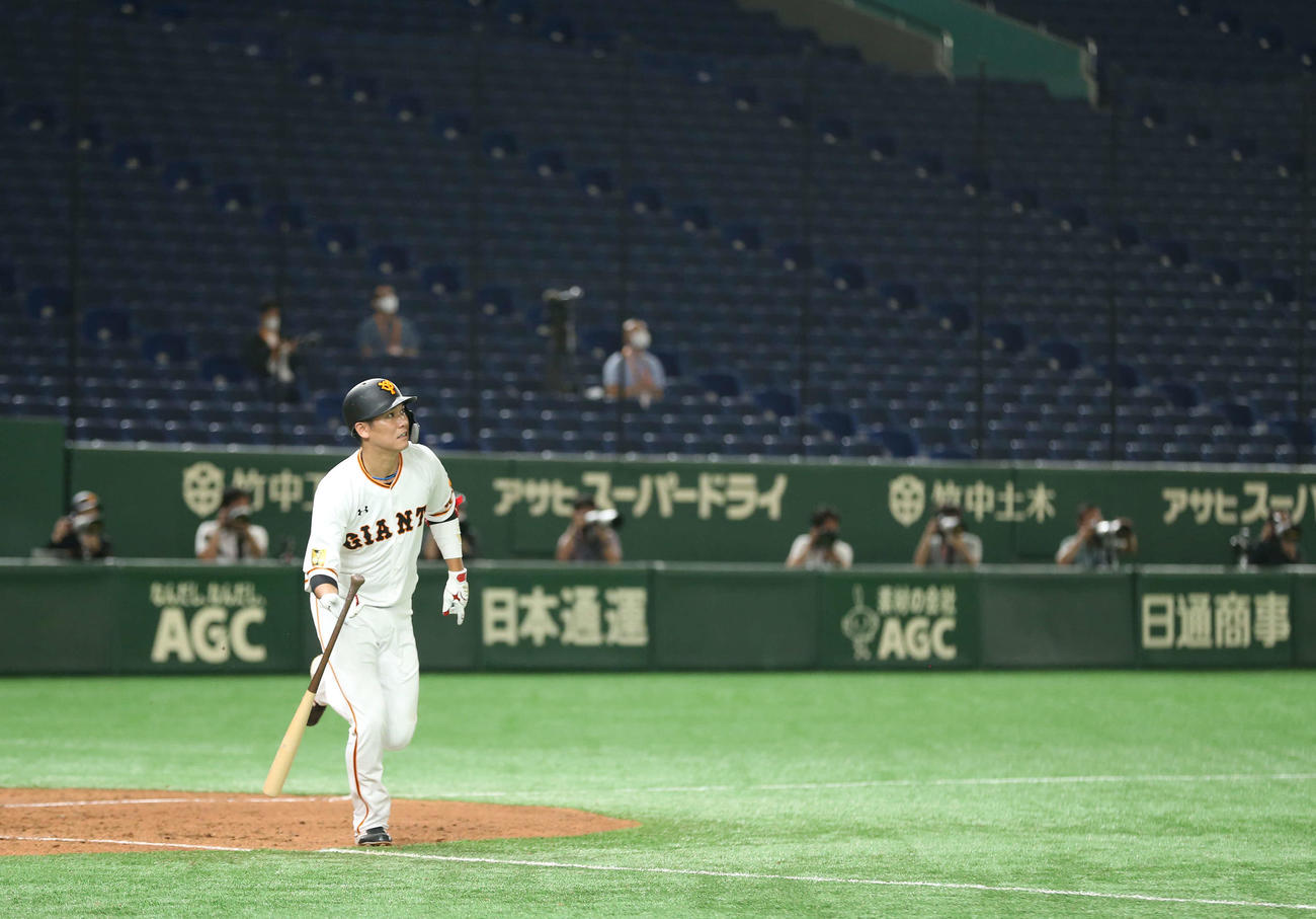 2日の練習試合で右犠飛を放つ坂本（撮影・河野匠）