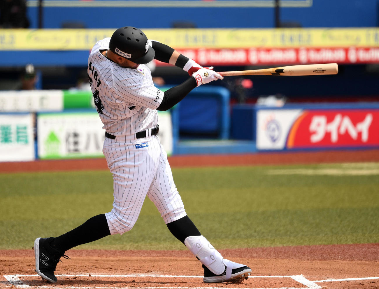 ロッテ対日本ハム　1回表ロッテ2死一塁、左越え2点本塁打を放つレアード（撮影・横山健太）