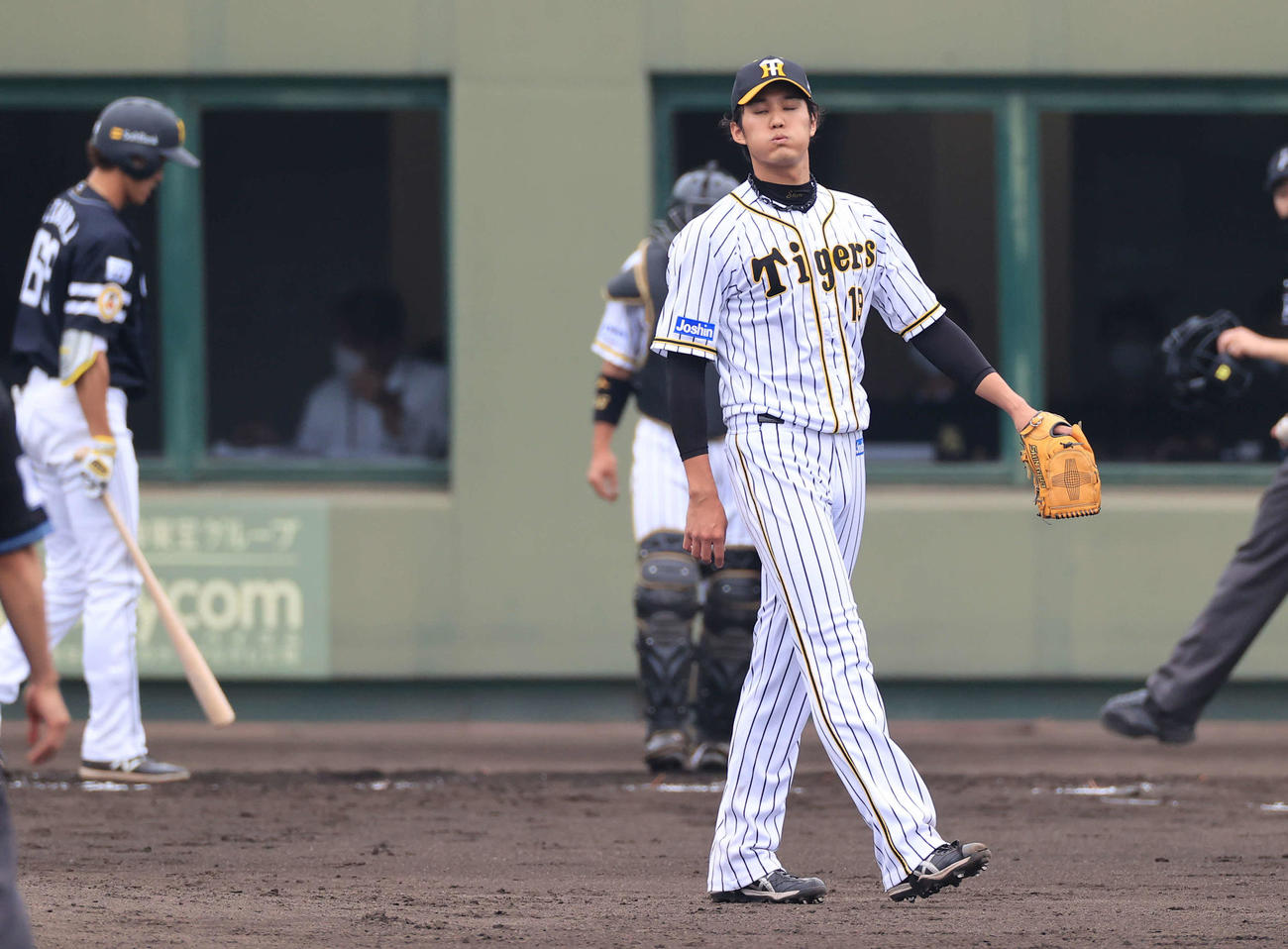 2軍練習試合　阪神対ソフトバンク　7回表ソフトバンク2死一塁、三森大貴に粘られ厳しい顔をみせる藤浪晋太郎（代表撮影）