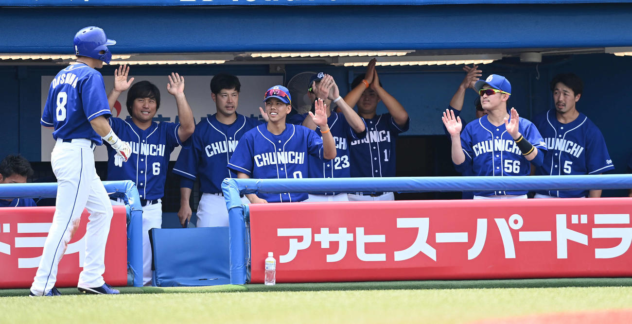 ヤクルト対中日　1回表中日無死二塁、アルモンテの中前適時打をで生還した大島を迎える平田（左から2人目）ら中日ナイン（撮影・鈴木みどり）