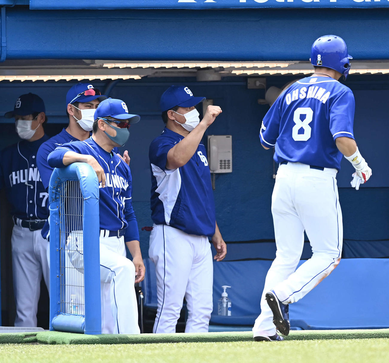 ヤクルト対中日　1回表中日無死二塁アルモンテの、中前適時打をで生還した大島を迎える与田監督（中央）（撮影・鈴木みどり）