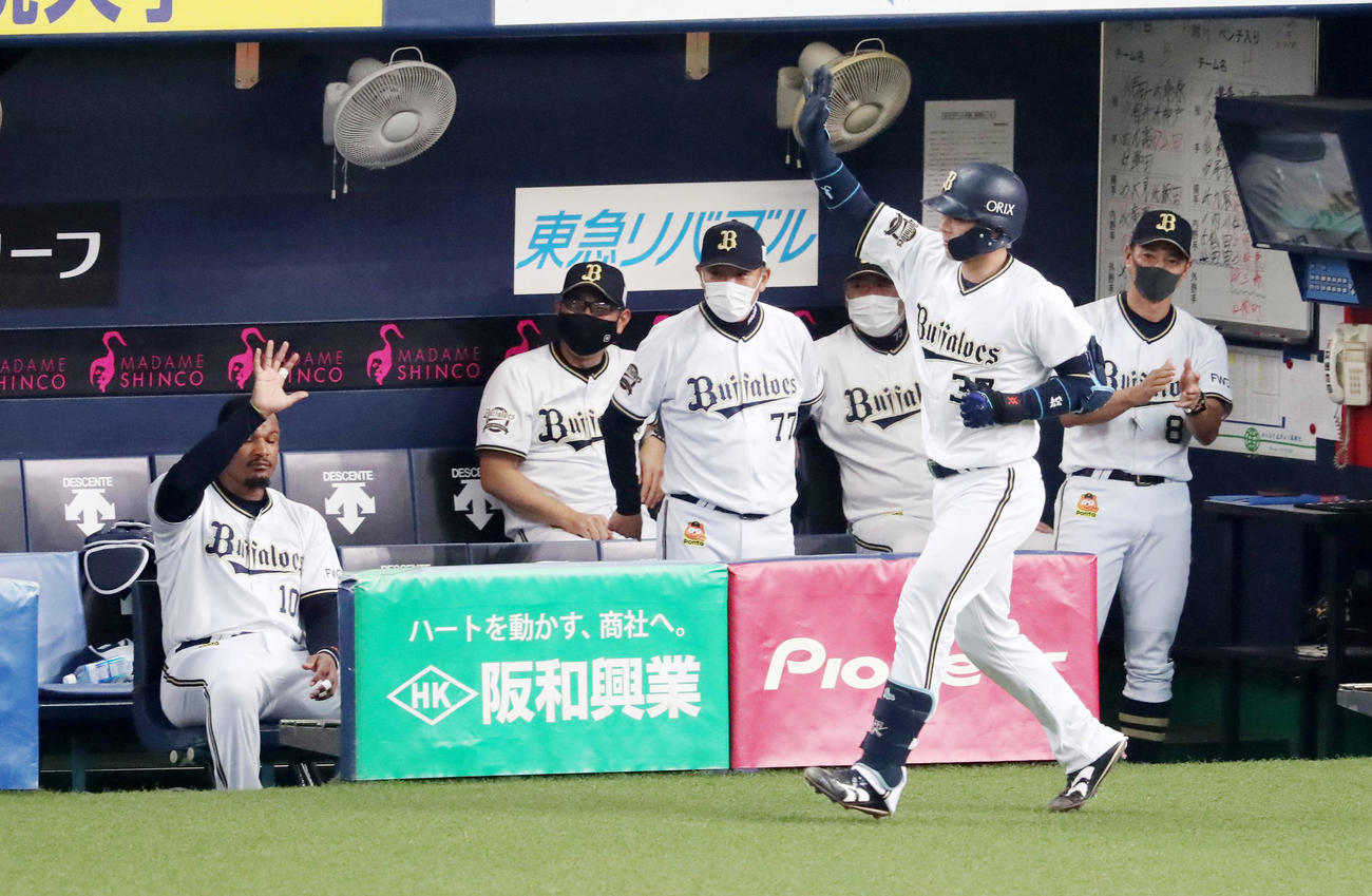 オリックス対ソフトバンク　2回裏オリックス2死、若月は右越え本塁打を放ちベンチ前でナインとエアタッチする（撮影・加藤哉）