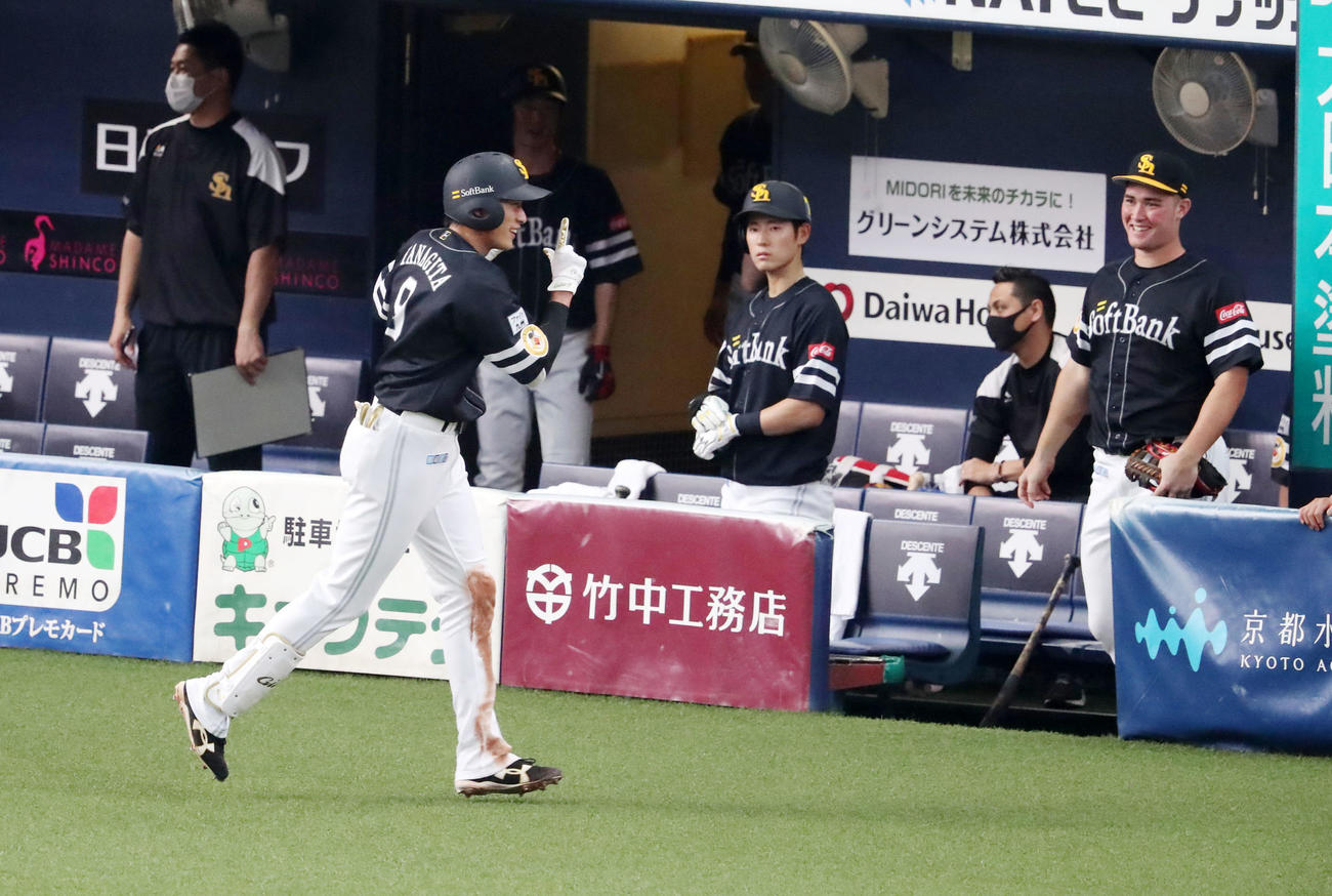 オリックス対ソフトバンク　5回表ソフトバンク無死、柳田は中越え本塁打を放って生還しベンチのナインにエアタッチする（撮影・加藤哉）