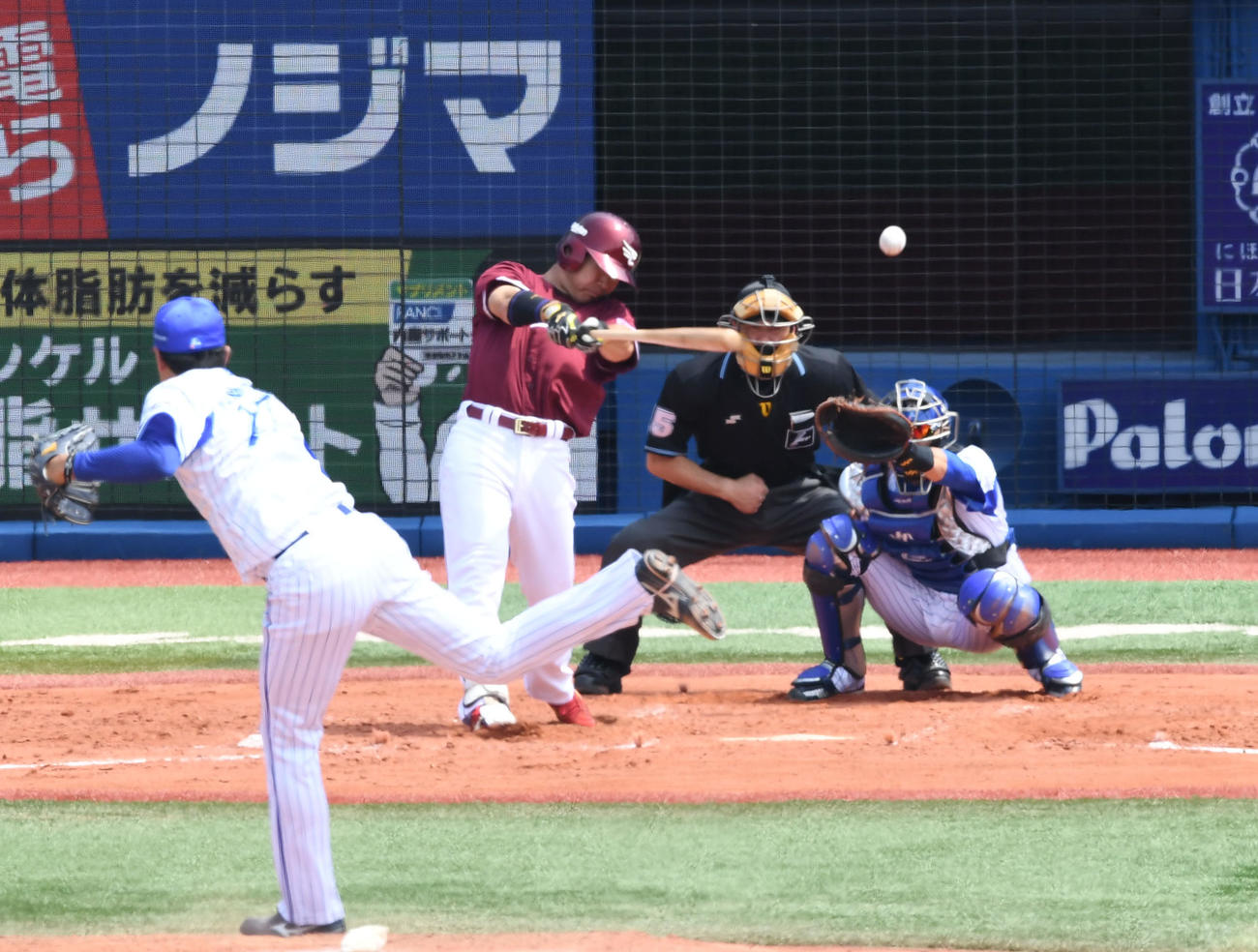 DeNA対楽天　2回表楽天2死一、二塁、島内は左中間へ2点適時二塁打を放つ。投手上茶谷（撮影・山崎安昭）