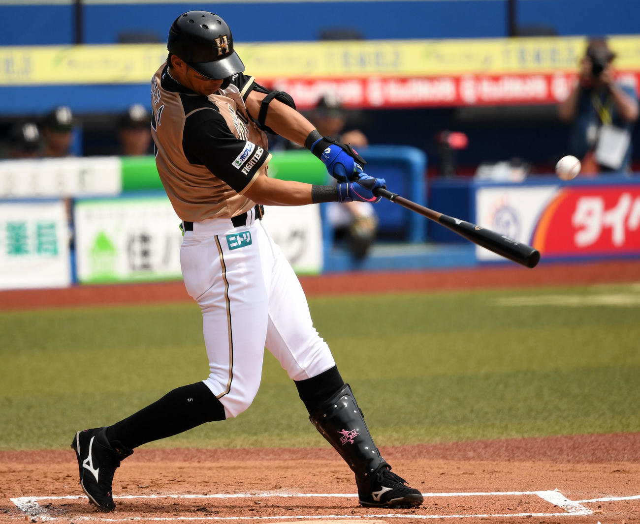 ロッテ対日本ハム　1回裏日本ハム無死一塁、左越え2点本塁打を放つ大田（撮影・横山健太）