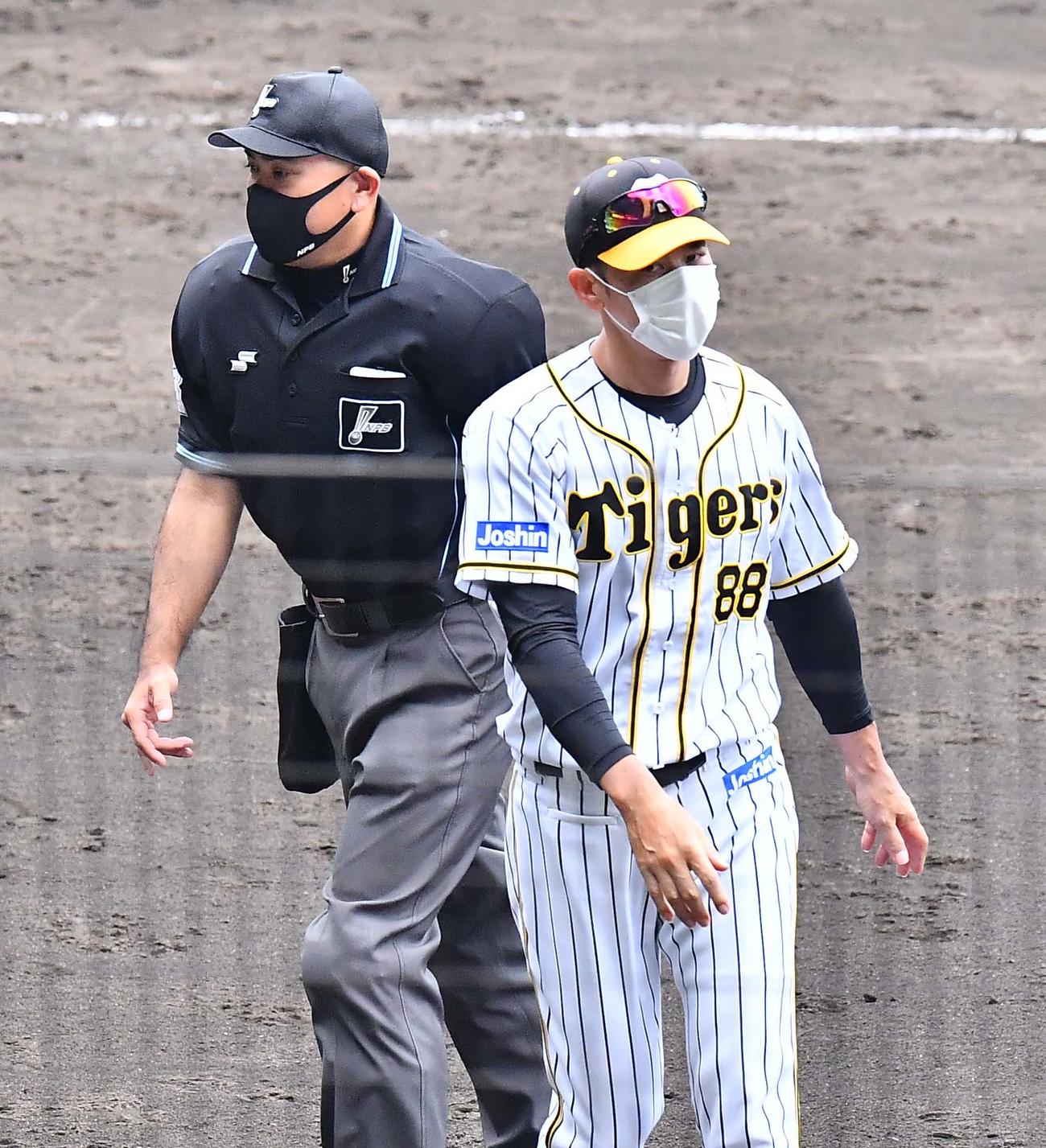 阪神対広島　5回表広島1死一塁、藤川の交代を告げる矢野監督（撮影・上田博志）