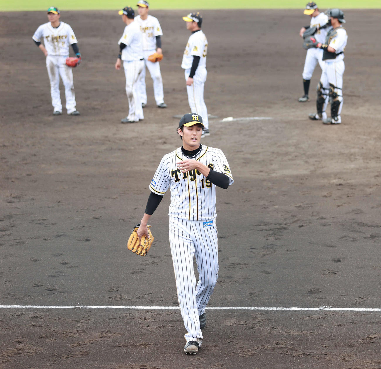 2軍練習試合　阪神対ソフトバンク　8回表ソフトバンク無死一、二塁、古沢に四球を与えたところで降板となる藤浪（代表撮影）