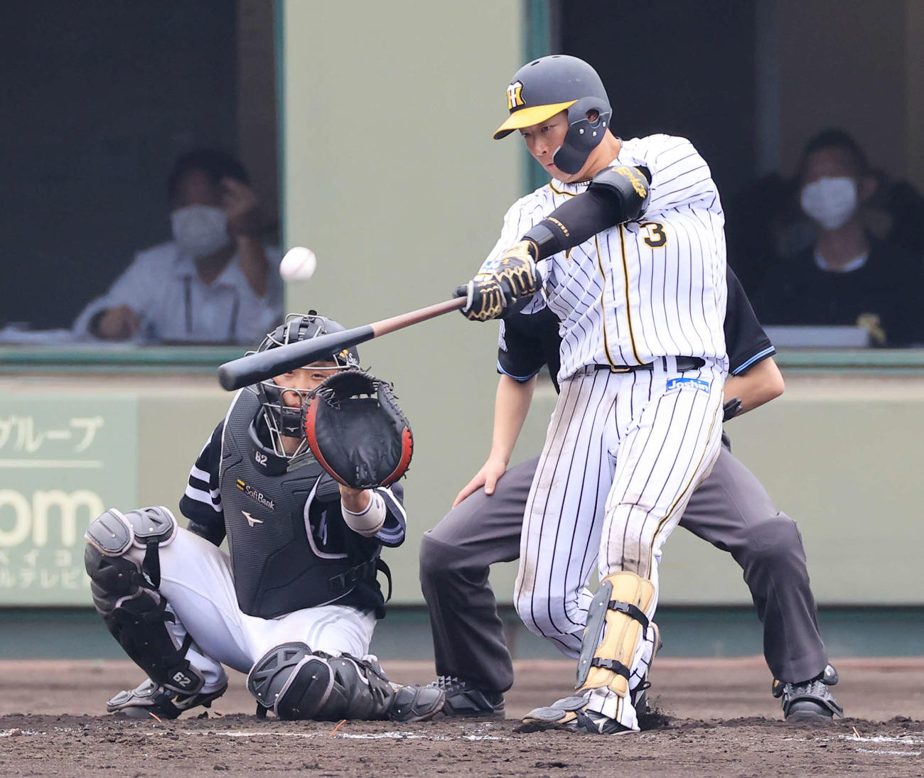 2軍練習試合　阪神対ソフトバンク　7回裏阪神2死一、二塁、左越え3点本塁打を放つ大山（撮影・清水貴仁）