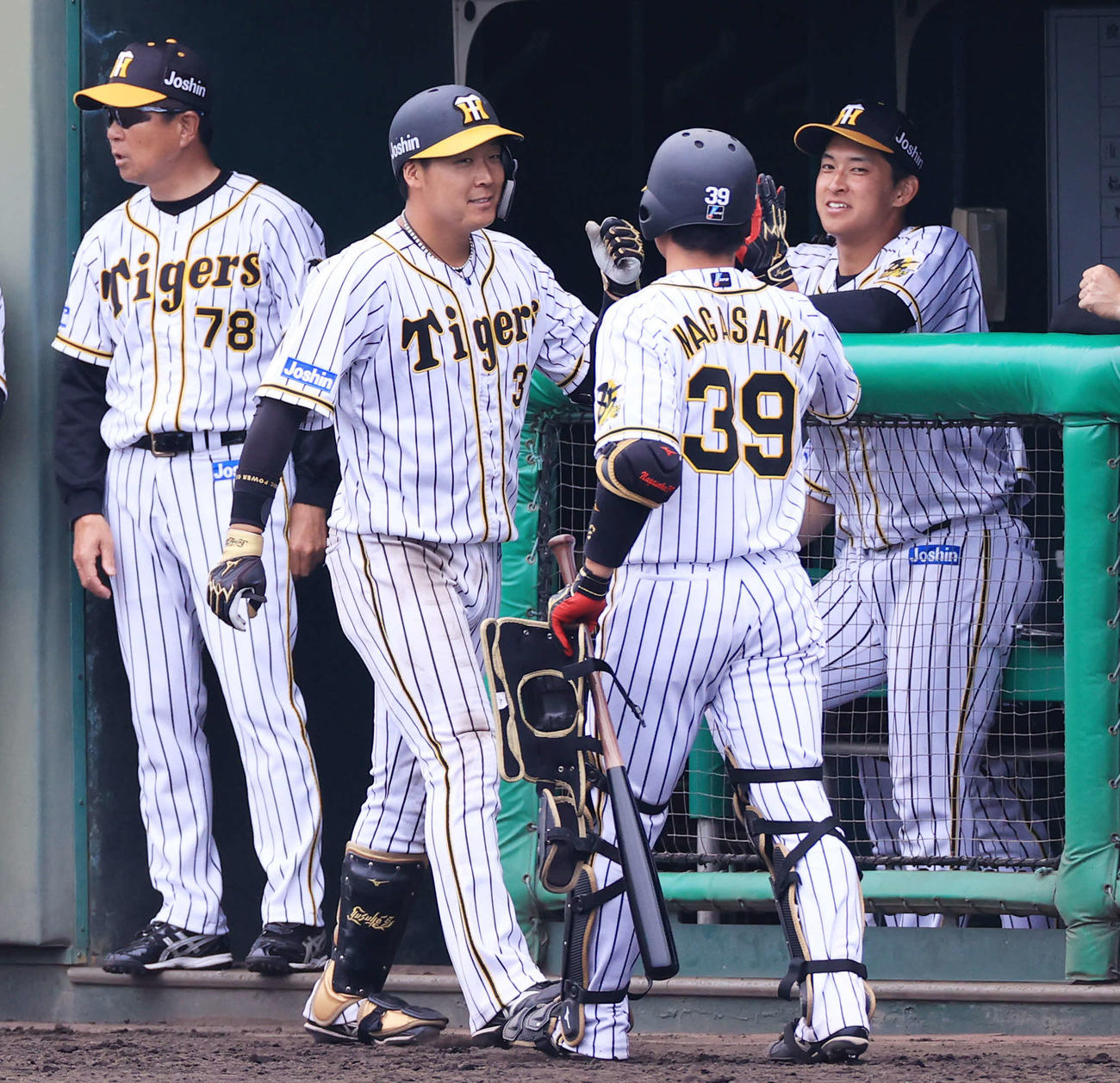 2軍練習試合　阪神対ソフトバンク　7回裏阪神2死一、二塁、大山（中央）は左越え3点本塁打を放つ（撮影・清水貴仁）