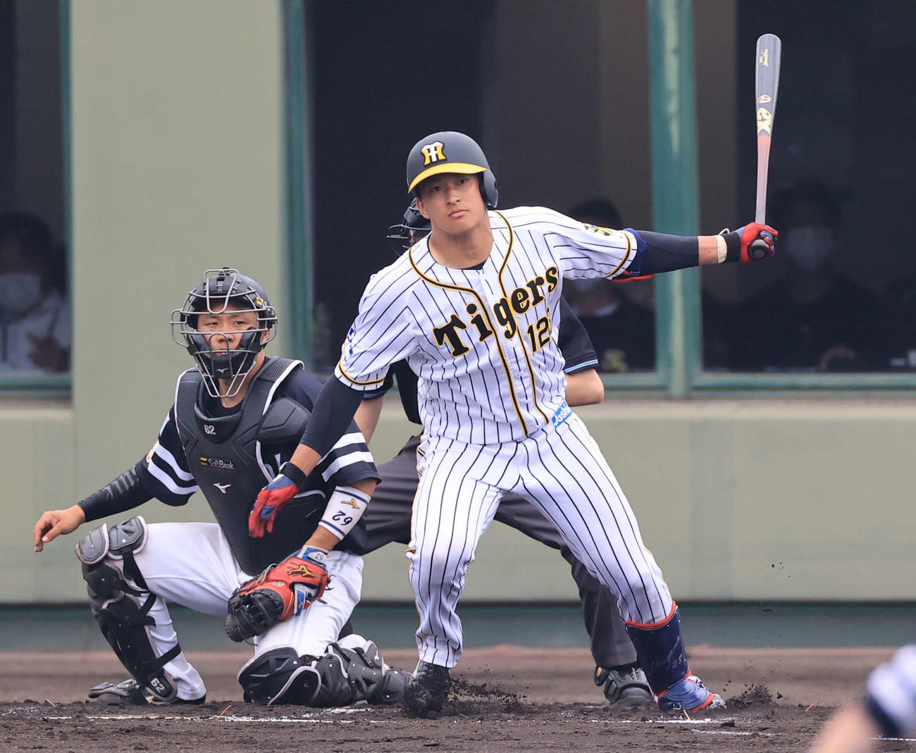 阪神対ソフトバンク　6回裏阪神2死一、三塁、代打出場した奥山は左前適時打を放つ（撮影・清水貴仁）