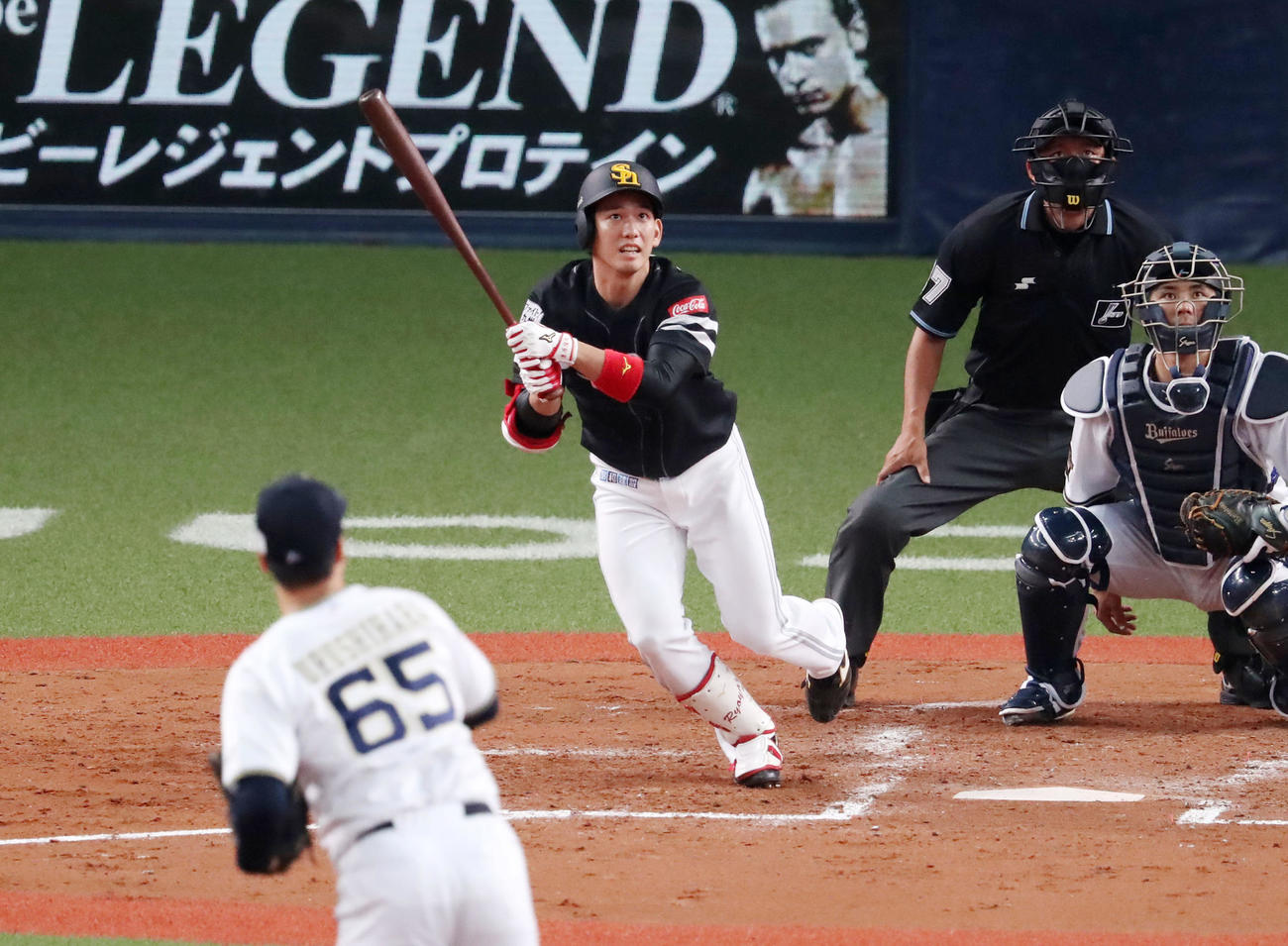オリックス対ソフトバンク　4回表ソフトバンク1死一、二塁、栗原は左中間に適時二塁打を放つ（撮影・加藤哉）