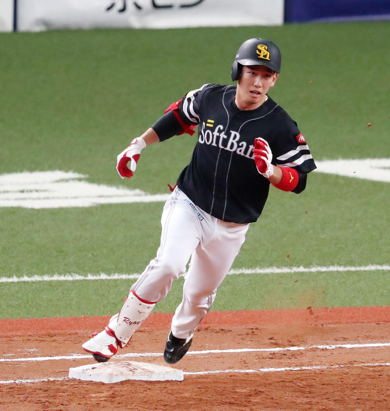 オリックス対ソフトバンク　4回表ソフトバンク1死一、二塁、栗原は左中間に適時二塁打を放つ（撮影・加藤哉）
