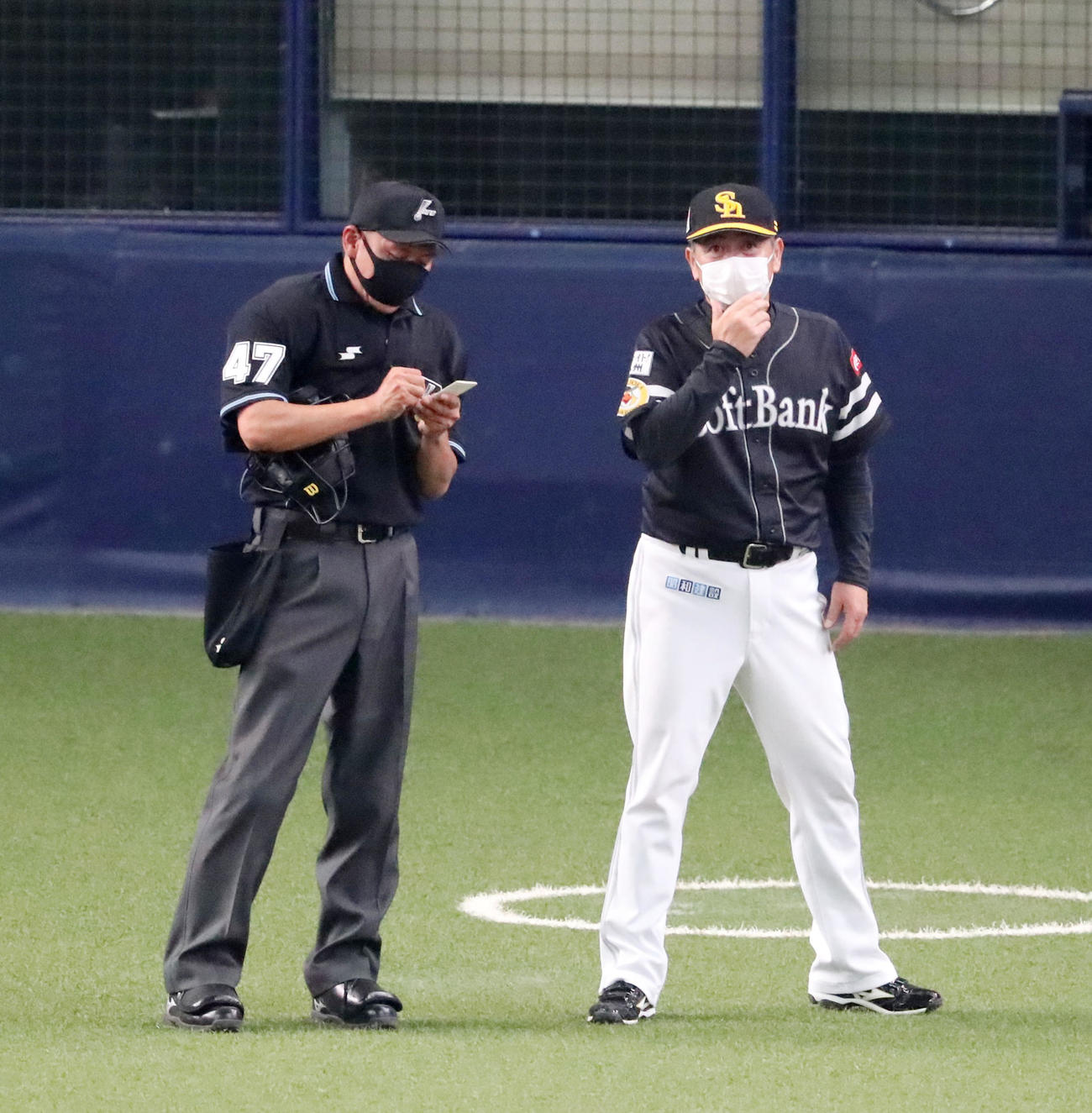 オリックス対ソフトバンク　9回、選手交代を告げる工藤監督（撮影・加藤哉）