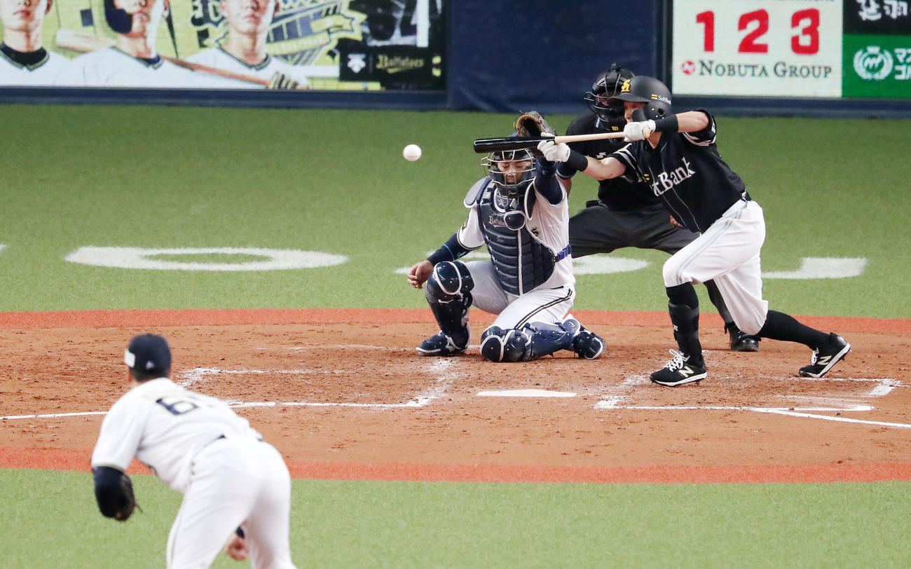 オリックス対ソフトバンク　4回表ソフトバンク1死一、三塁、川島は一塁前にセーフティースクイズを決める（撮影・加藤哉）