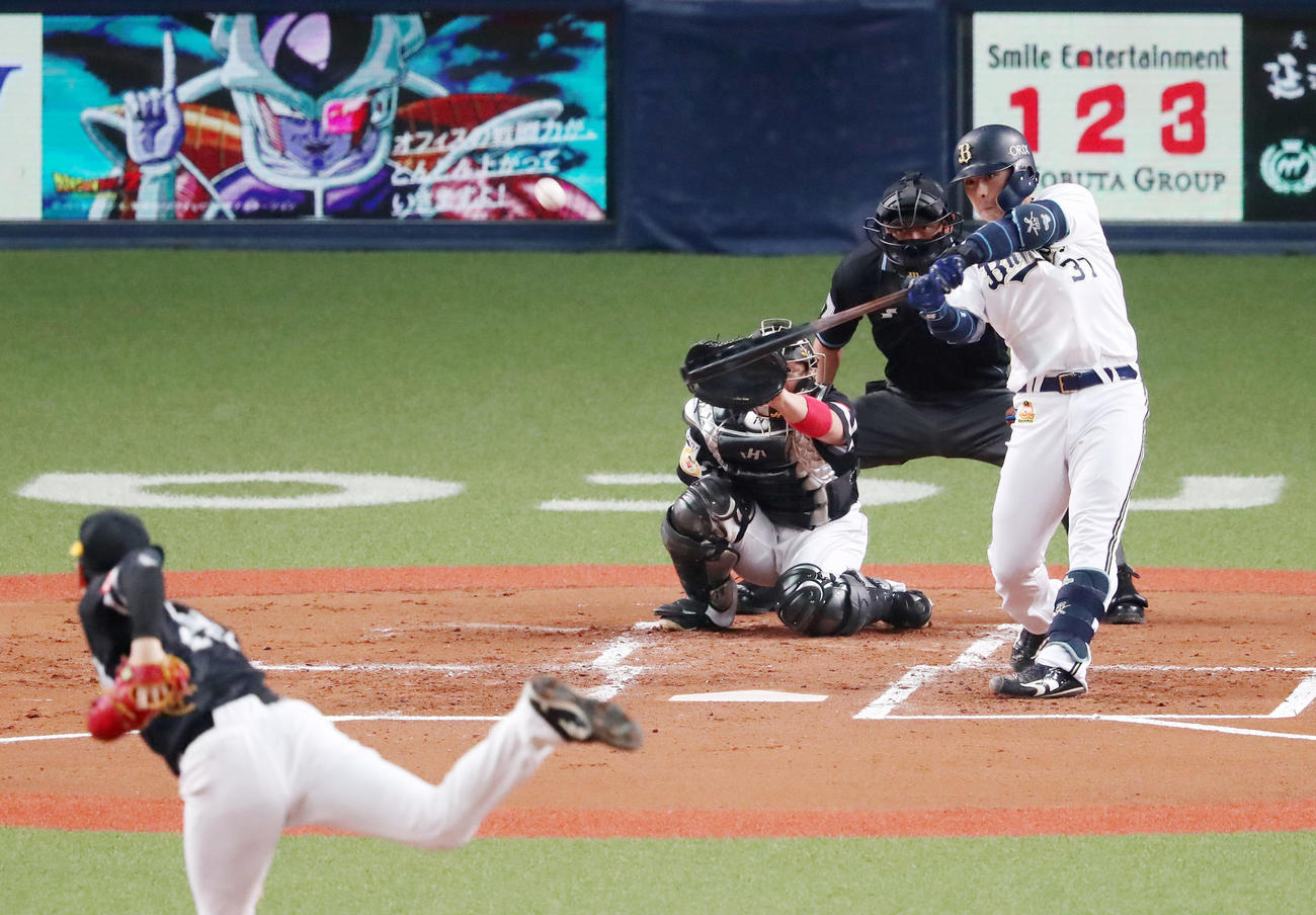 オリックス対ソフトバンク　2回裏オリックス2死、若月は右越え本塁打を放つ（撮影・加藤哉）