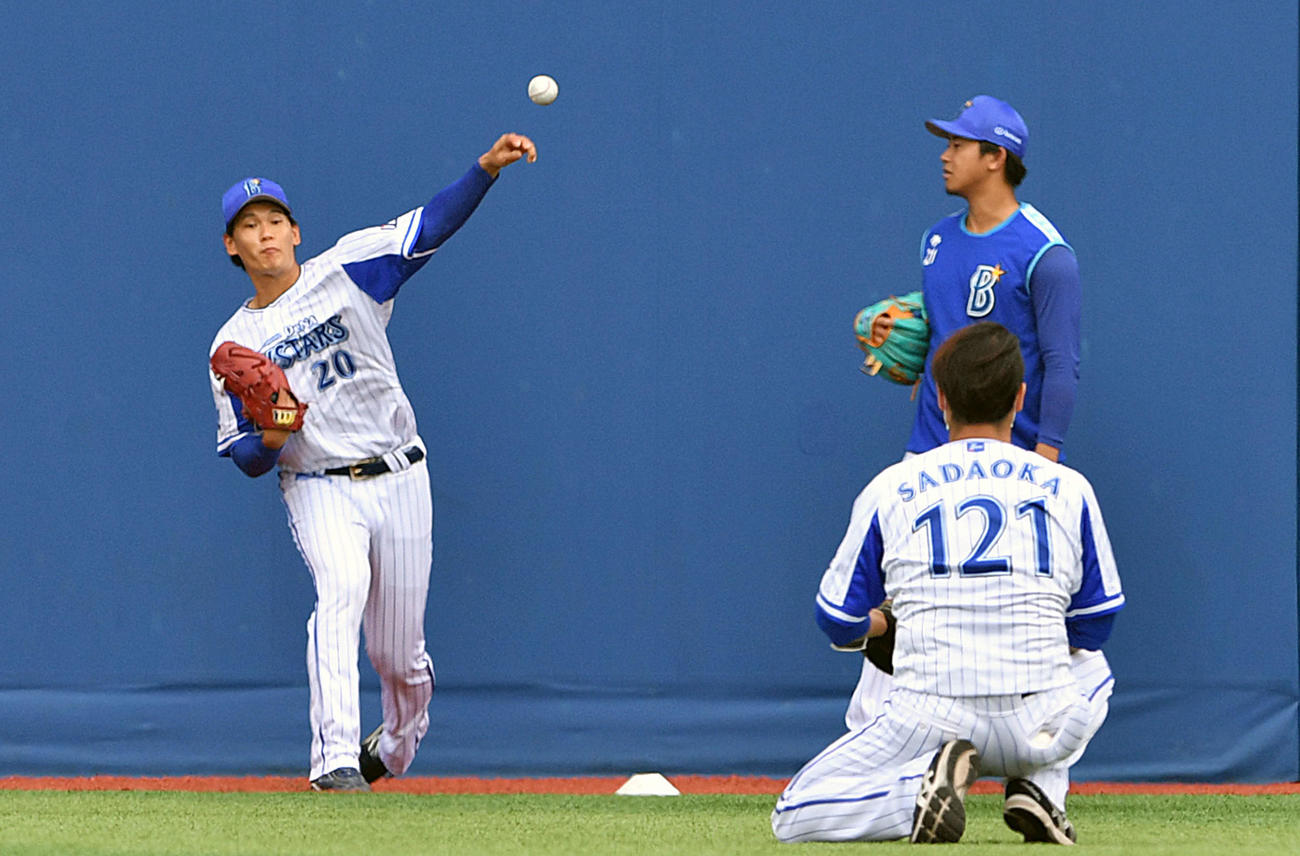 DeNA対楽天　先試合前練習でノックを受けるDeNA坂本（左）。右は今永（撮影・滝沢徹郎）