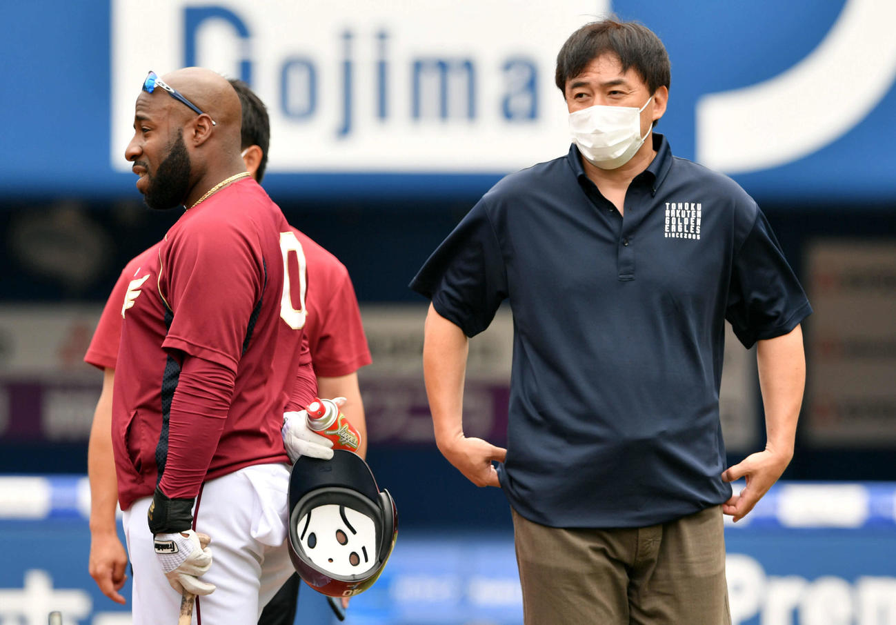 DeNA対楽天　マスクを付けて試合前練習を視察する楽天石井GM（右）。左はウィーラー（撮影・滝沢徹郎）