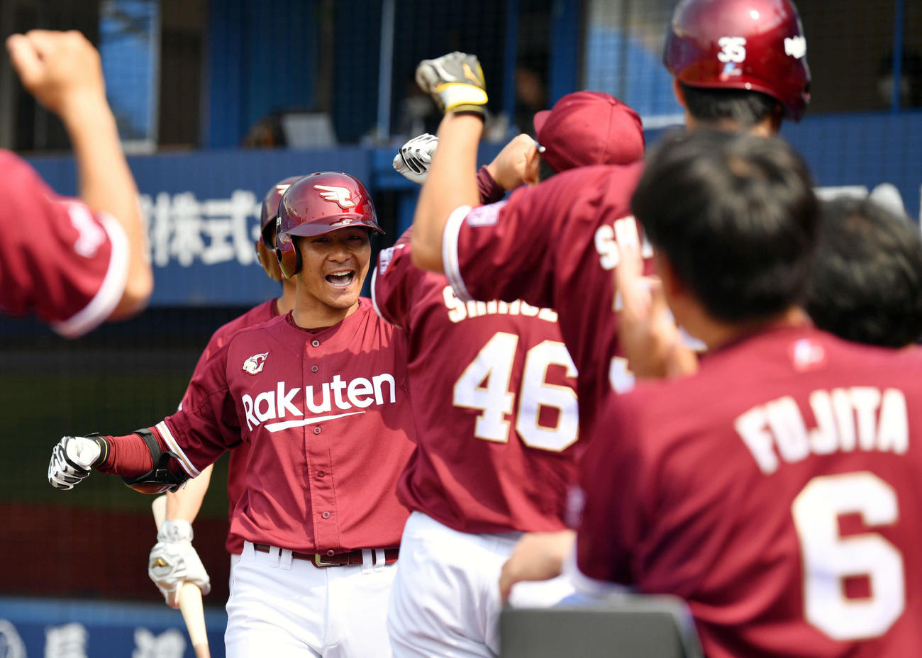 DeNA対楽天　3回裏楽天2死二塁、同点の右越え2点本塁打を放った茂木（左）は生還しナインと肘タッチを交わす（撮影・滝沢徹郎）