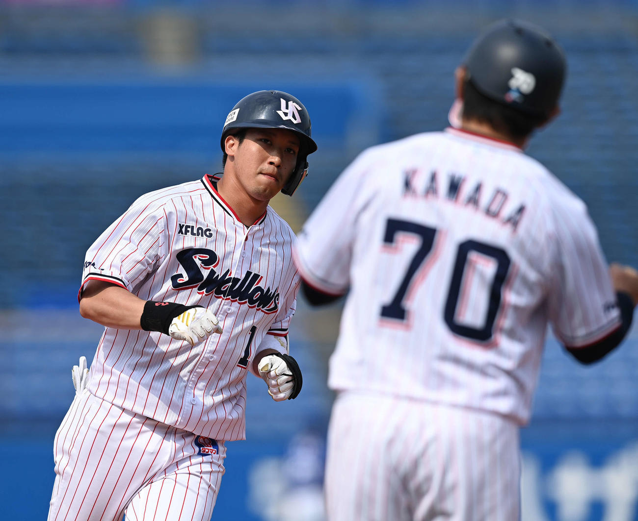 ヤクルト対中日　6回裏ヤクルト1死、左越えソロ本塁打を放ちダイヤモンドを1周する山田哲（撮影・鈴木みどり）