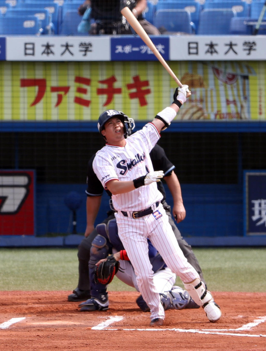 練習試合ヤクルト対中日　6回裏ヤクルト1死、ソロ本塁打を放つ山田哲。投手吉見（撮影・狩俣裕三）