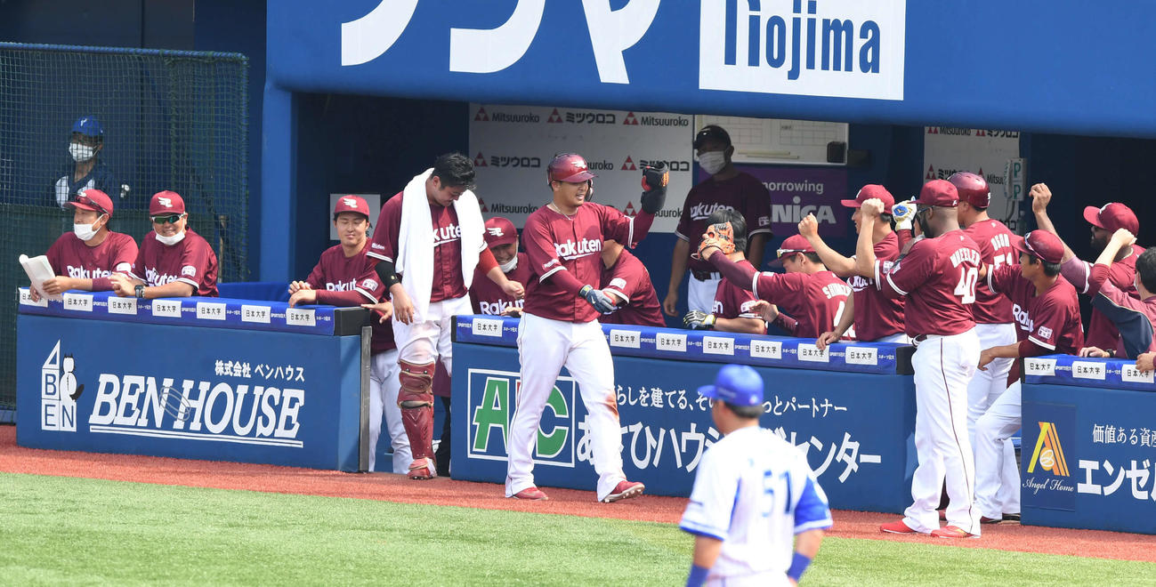 DeNA対楽天　4回裏楽天1死、ソロ本塁打を放った浅村（中央）はエアタッチで喜ぶ（撮影・山崎安昭）