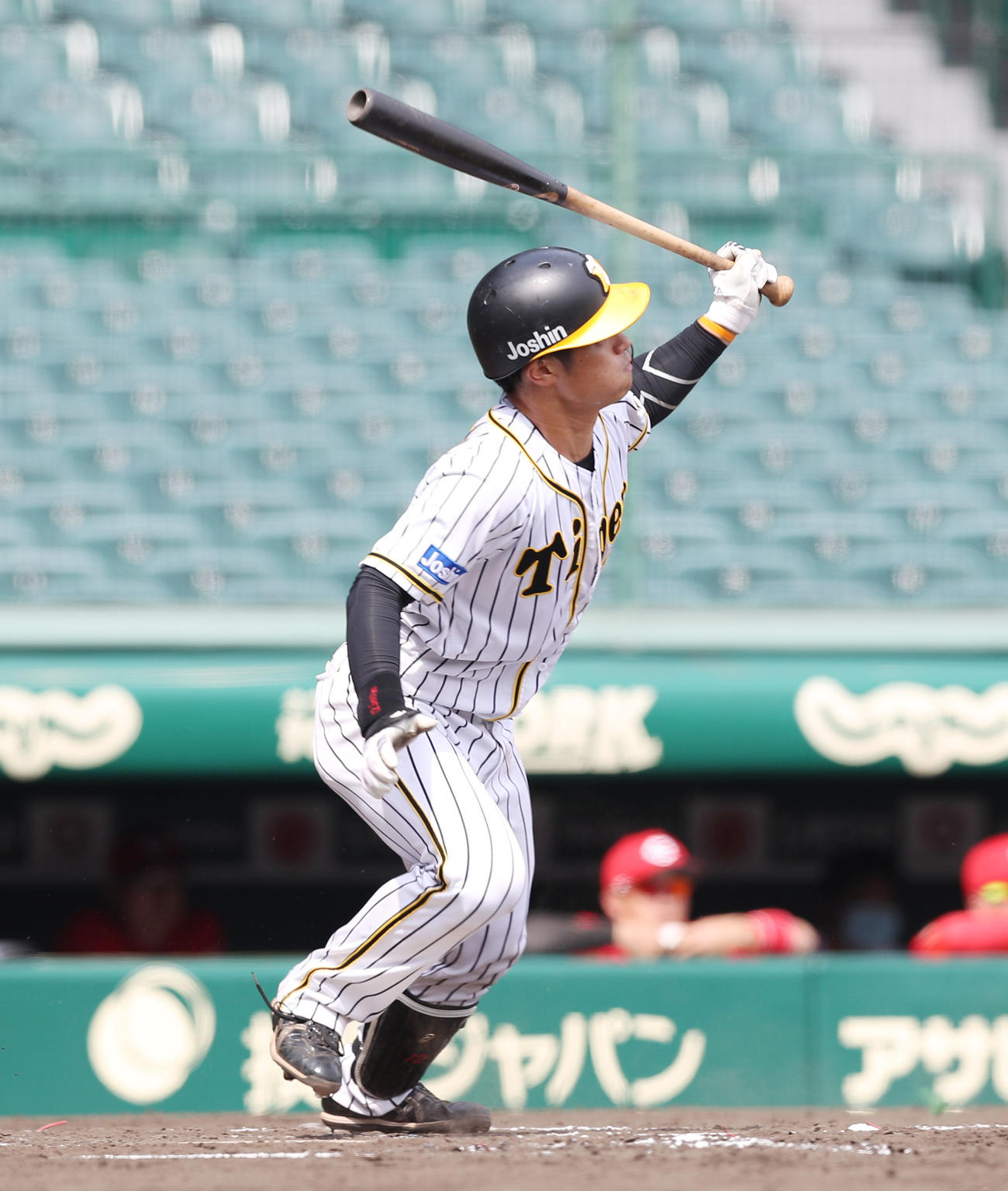 阪神対広島　2回裏阪神1死一塁、三塁線へ先制の適時二塁打を放つ坂本（撮影・前田充）