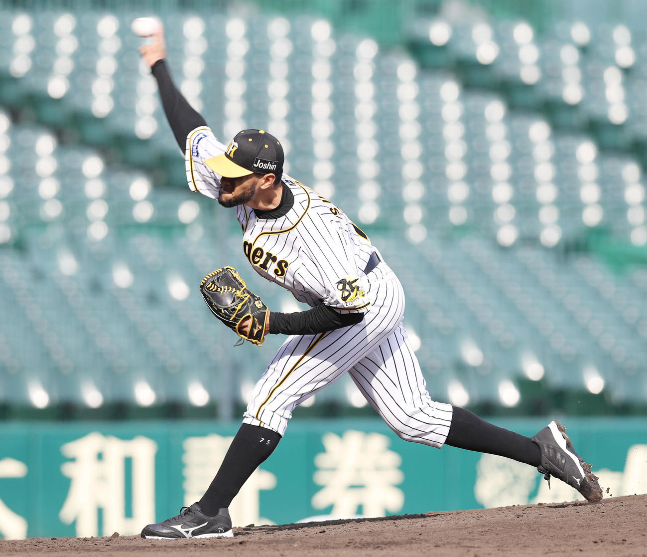 阪神対広島　阪神4番手で登板するスアレス（撮影・前田充）