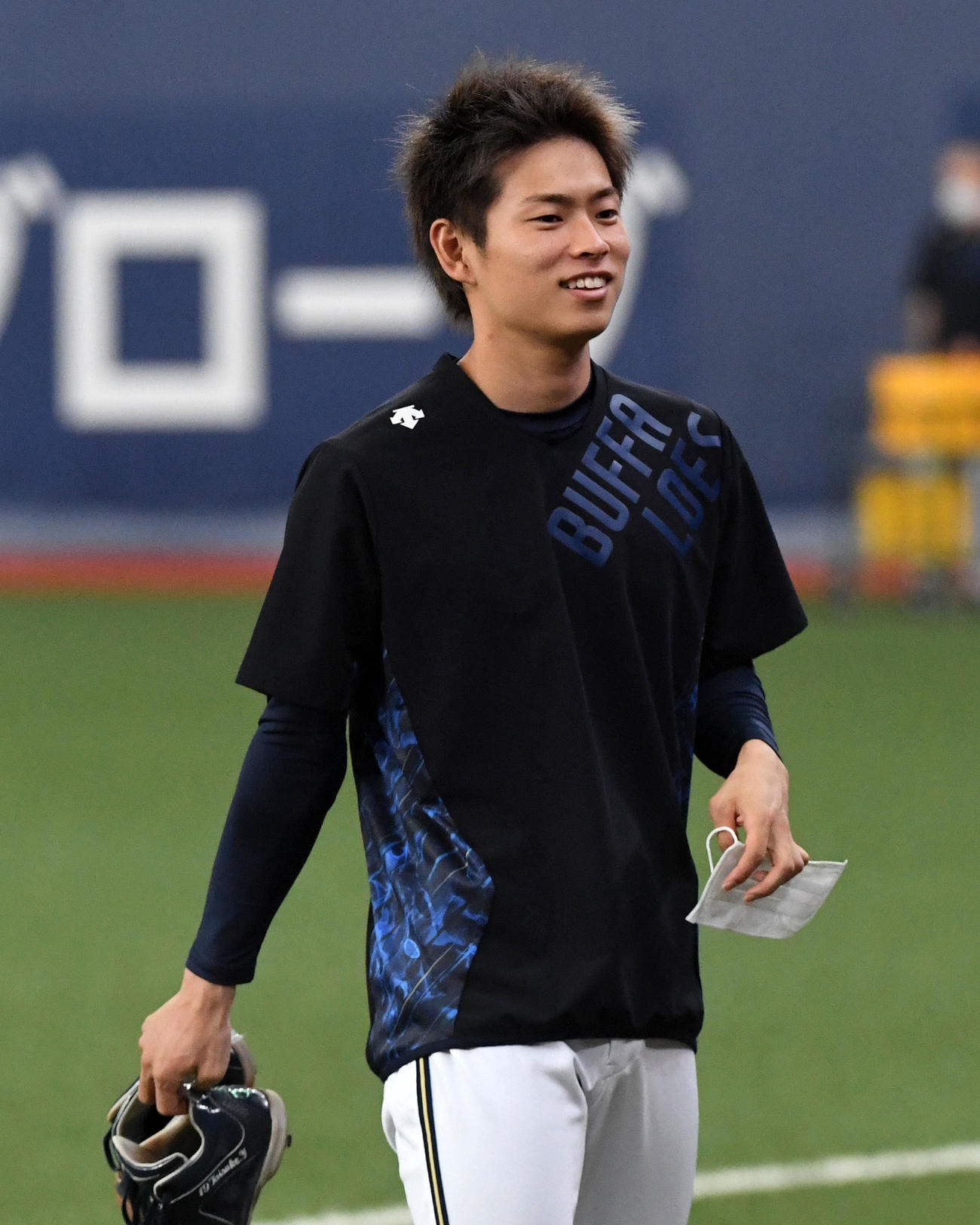 オリックス対ソフトバンク　練習で笑顔を見せる山岡（撮影・前岡正明）