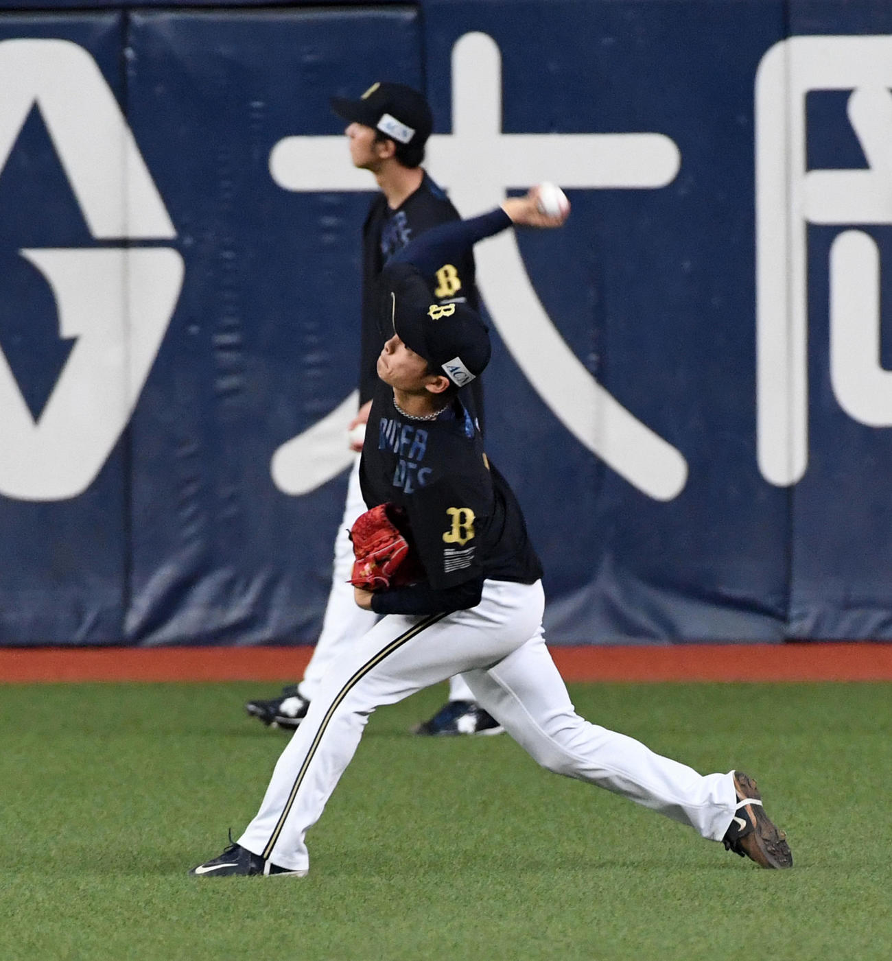 オリックス対ソフトバンク　キャッチボールを行う山岡（撮影・前岡正明）