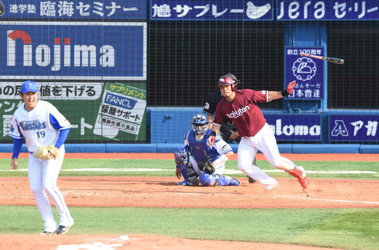 DeNA対楽天　9回裏楽天1死一、二塁、内田は中前にサヨナラ適時打を放つ。投手山崎（撮影・山崎安昭）