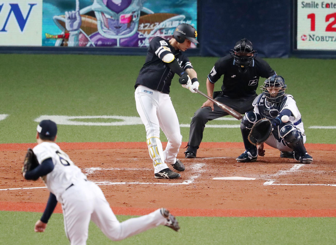3日、左前打を放つ上林誠知（撮影・加藤哉）