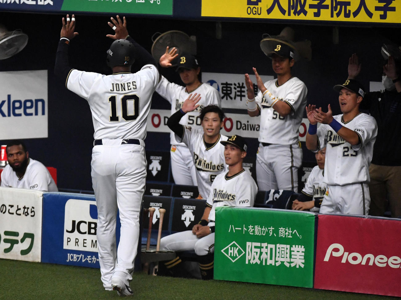 オリックス対ソフトバンク　1回裏オリックス2死一、二塁、大城の右前適時打で生還したジョーンズはナインの出迎えを受ける（撮影・前岡正明）