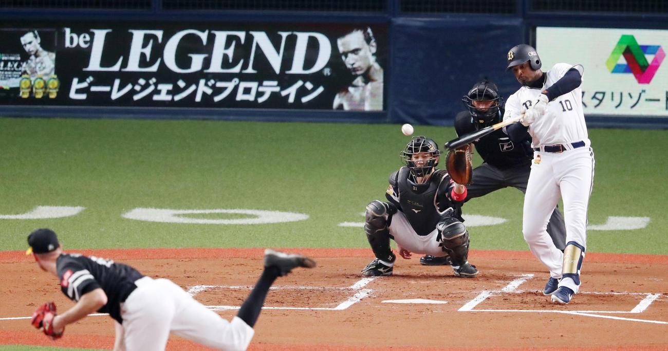 オリックス対ソフトバンク　1回裏オリックス2死二塁、ジョーンズは右前適時打を放つ（撮影・加藤哉）