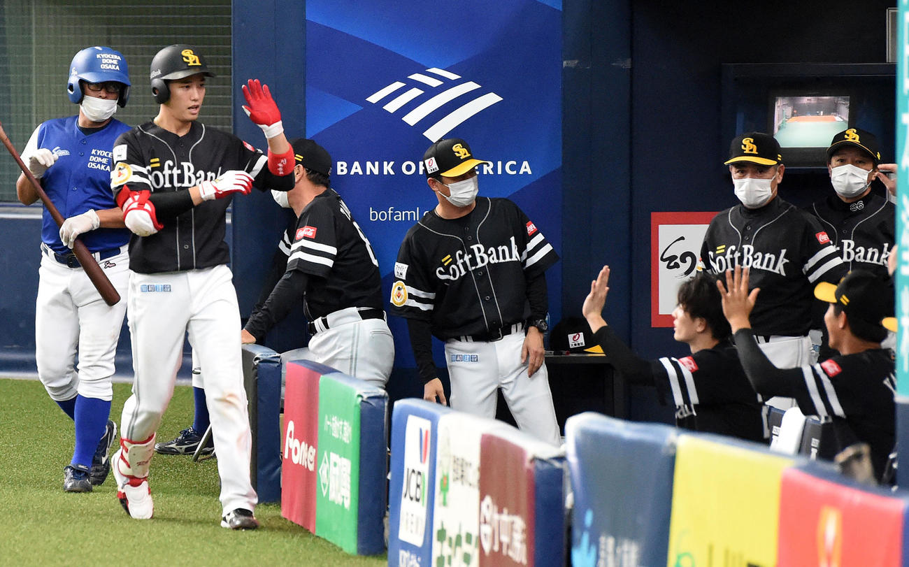 オリックス対ソフトバンク　6回表ソフトバンク1死、栗原は右越え本塁打を放ちナインとエアタッチ（撮影・前岡正明）