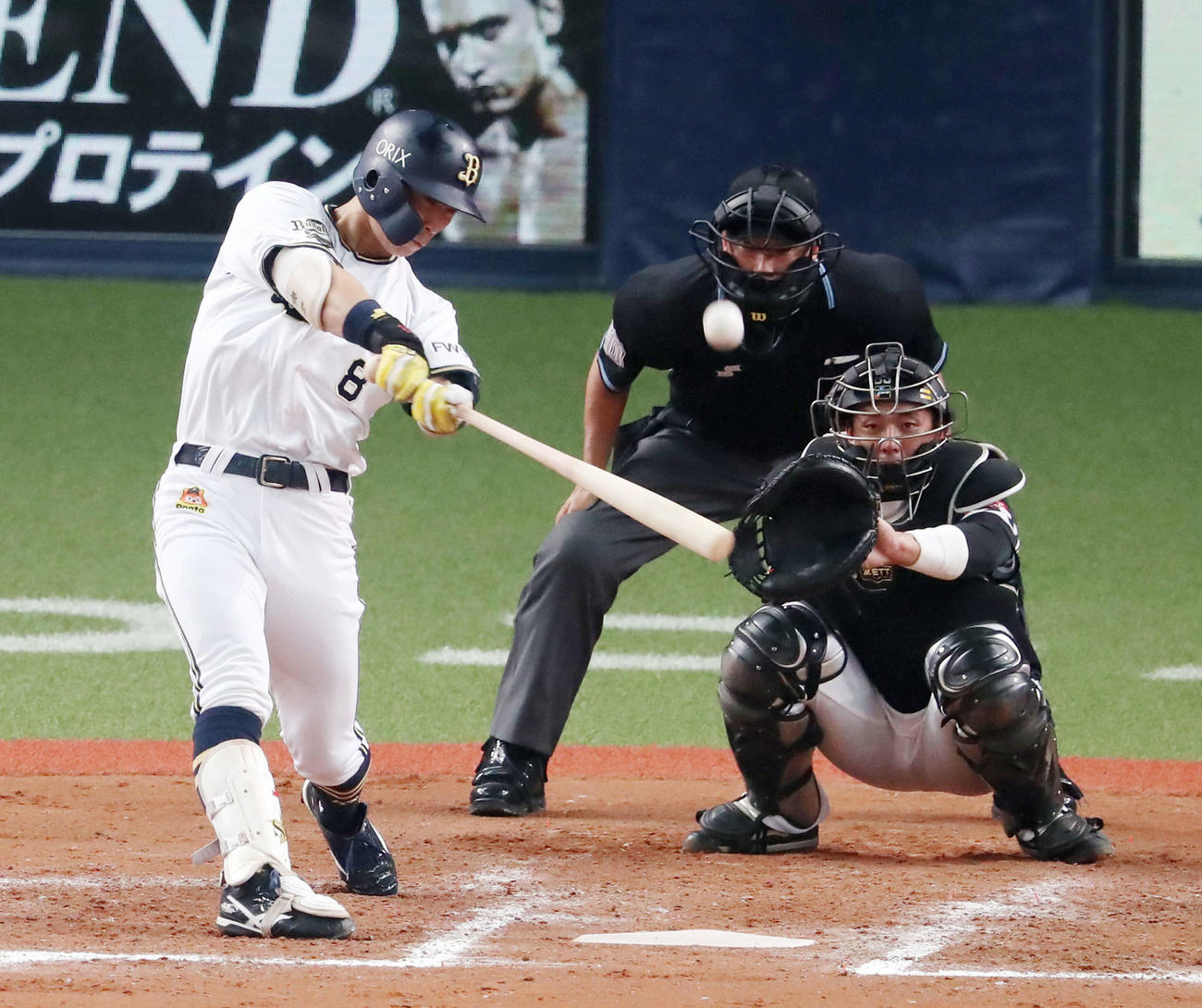 オリックス対ソフトバンク　8回裏オリックス無死、中越え本塁打を放つ後藤（撮影・加藤哉）