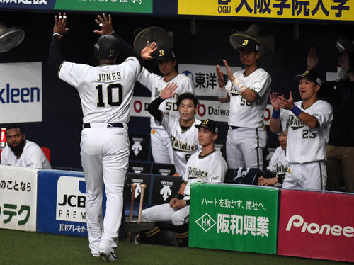 オリックス対ソフトバンク 1回裏オリックス2死一、二塁、大城の右前適時打で生還したジョーンズはナインの出迎えを受ける(撮影・前岡正明)