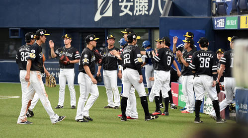 オリックス対ソフトバンク オリックスと引き分けたソフトバンクナイン(撮影・前岡正明)