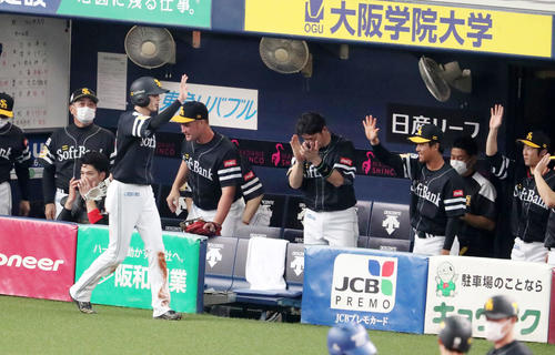 オリックス対ソフトバンク 3回表ソフトバンク無死二塁、二走周東は牧原の右中間適時二塁打で生還しベンチに向かってエアタッチする(撮影・加藤哉)